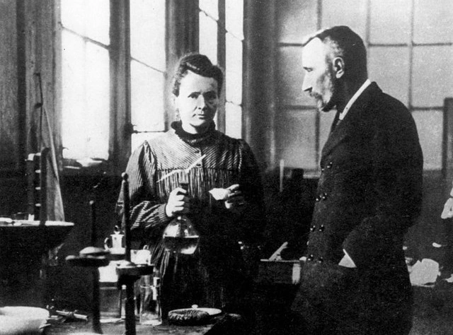 Maria Skłodowska i mąż rozmawiają