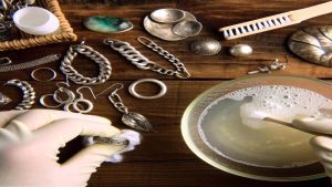 Jak wyczyścić srebrną biżuterię - kolczyki, łańcuszek, pierścionki i inne elementy